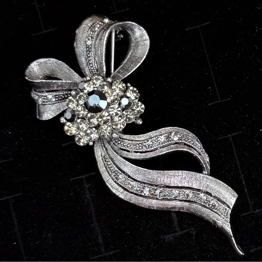 Vintage Art Deco Aged Silvertone Bow Bling Brooch